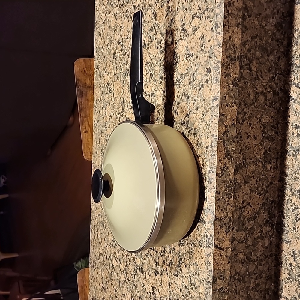 Vintage 2Qt Olive/Avocado Sauce Pan w Lid, Townhouse by WestBend.